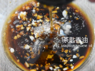 9、茶餐厅的厨师是怎么做豆豉凤爪的？,倒入1勺生抽、1茶匙糖、1茶匙胡椒粉、1勺料酒、1茶匙香油、1勺豆豉、1茶匙淀粉、少许蒜末、盐少许，搅拌均匀备用