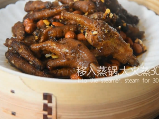 11、茶餐厅的厨师是怎么做豆豉凤爪的？,移入蒸锅，大火蒸30分钟