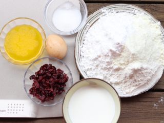 1、蔓越莓麻薯,以上配方适用于学橱小号无边不沾烤盘20个用量,准备好配方中食材。「黄油提前隔热水融化开」