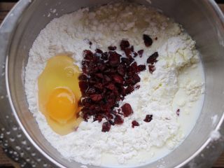 2、蔓越莓麻薯,.除了黄油，将所以食材搅拌均匀。「也可以用面包机搅拌」