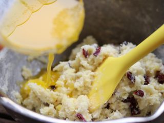 4、蔓越莓麻薯,搅拌均匀后加入黄油。