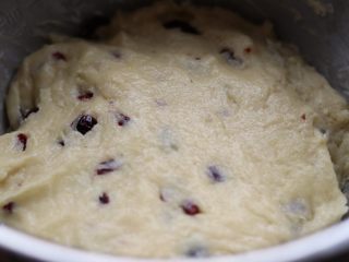 5、蔓越莓麻薯,继续搅拌均匀，这里我用手搅拌可以感觉到越来越粘，面团细腻的状态。