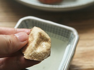 3、冬瓜薏米老鸭汤,陈皮洗净，浸泡一会，然后把瓤刮掉.