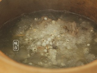 9、冬瓜薏米老鸭汤,加大约2升的水，大火煮开后转小火煲1小时。