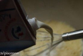 3、水果千层蛋糕,放入牛奶，搅拌均匀成牛奶鸡蛋液