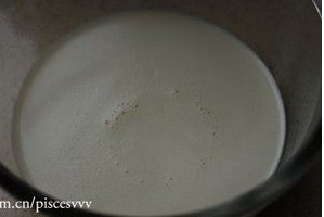 4、水果千层蛋糕,低粉筛入牛奶鸡蛋液，搅拌成均匀的面糊