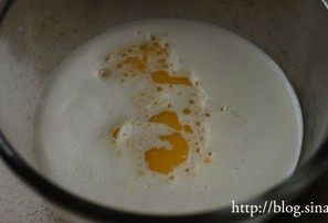 5、水果千层蛋糕,倒入融化的黄油，搅拌均匀