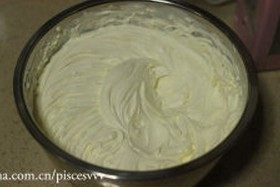 11、水果千层蛋糕,倒入少许香草精后，继续用打蛋器将奶油打发