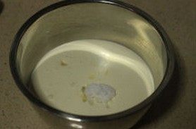 10、水果千层蛋糕,将淡奶油倒入干净的盆中，加糖后先低速后转高速搅打