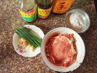 1、红烧香葱大排,准备材料