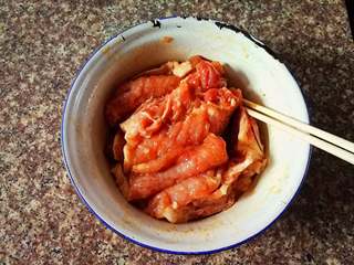 7、红烧香葱大排,腌制时候可以隔几分钟来反面，这样更加容易入味