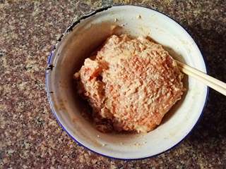 9、红烧香葱大排,然后依次完成，让粉完成吸附在大排上，等待15分钟