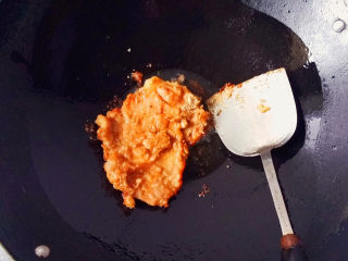 10、红烧香葱大排,在锅中倒入油，把挂好粉的大排一片放入锅中，煎到两面金黄，依次完成，避免糊锅