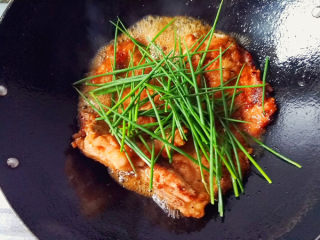 13、红烧香葱大排,再倒入煎好的大排，倒入适量的料酒，生抽，清水，再把香葱全部放入锅中