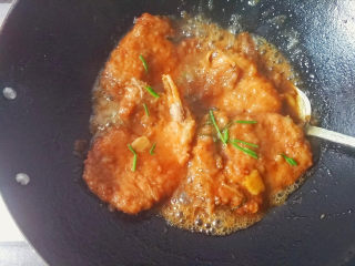 15、红烧香葱大排,开始盯锅中水了，出现密集的泡泡就是水已快干，加入香葱点缀下，关火闷2分钟出锅