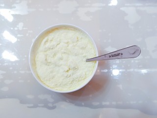 4、午后时光_红枣双皮奶,把奶粉倒到牛奶里