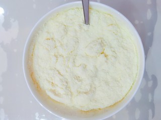 5、午后时光_红枣双皮奶,进行搅拌，搅了一会还是那个样子