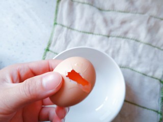 13、午后时光_红枣双皮奶,把鸡蛋先洗一下，然后戳一个孔