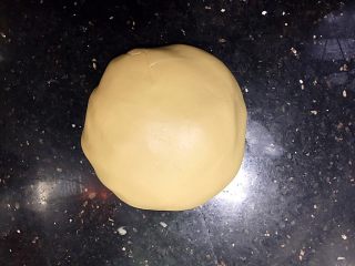 6、珍珠丸子,然后倒出揉成光滑的面团