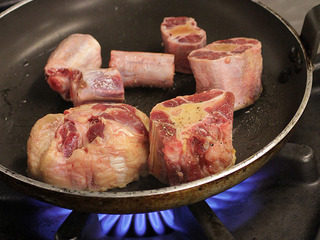 3、番茄红酒烩牛尾,平底锅烧热,倒入少许油,将调好味道的牛尾两面略煎上色,封住牛尾的肉汁