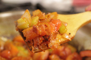 6、番茄红酒烩牛尾,加入番茄酱2汤匙,并炒出红油