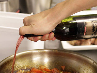 7、番茄红酒烩牛尾,倒入红酒越250毫升,并浓缩至一半,加高汤或者水1.5L—2L