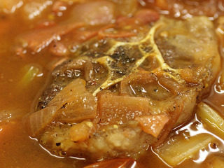 9、番茄红酒烩牛尾,你可以在锅里把牛尾炖酥,但如果家里有烤箱你可以把牛尾倒入烤盘