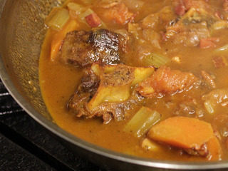 11、番茄红酒烩牛尾,经过2.5小时的加热,可以去检查炖的牛尾,如果筷子可以顺利的插入牛尾,那证明牛尾已经完全酥软了。可以装盘食用,但如果喜欢精致装盘可以关注之后两步