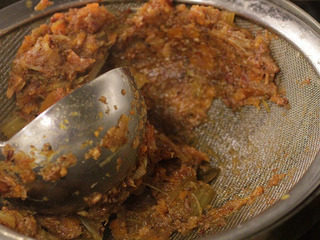 12、番茄红酒烩牛尾,取出牛尾,将其余汤汁和蔬菜过滤和挤压。浓厚的汤汁就这样完成了