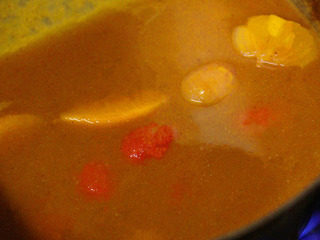 15、番茄红酒烩牛尾,将小番茄,小洋葱,胡萝卜煮软后加入牛尾,一锅纯净的牛尾汤就这样完成了