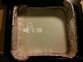 12、伯爵奶茶芝士蛋糕,过滤好的布丁液倒在步骤12烤好的芝士蛋糕上，室温自然冷却后再送入冰箱冷藏一夜，第二天取出切块即可。