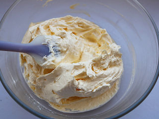 6、原味曲奇,同样的搅拌到一定程度，用橡皮刮刀将边缘刮入中间，继续搅打，这样可以保证搅拌程度一致。