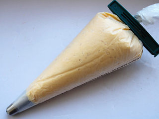 14、原味曲奇,用刮板前推，排空气体。