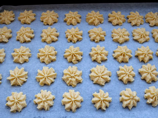 15、原味曲奇,烤盘上垫锡纸或者油纸，挤出曲奇面糊。