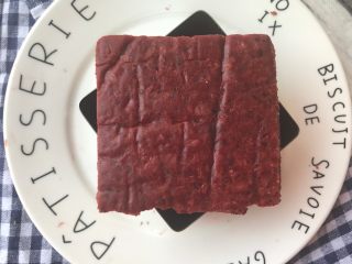 2、棉花糖酸奶冰淇淋蛋糕,用模具压出喜欢的形状，切割也可以。