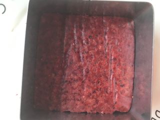 3、棉花糖酸奶冰淇淋蛋糕,慕斯模放在盘子上，放入一片蛋糕片。