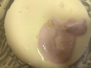 4、棉花糖酸奶冰淇淋蛋糕,开始做冰淇淋：棉花糖放入淡奶油中。