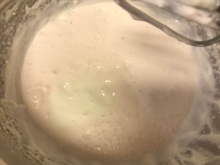 6、棉花糖酸奶冰淇淋蛋糕,加入酸奶再次拌匀。