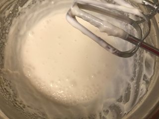 7、棉花糖酸奶冰淇淋蛋糕,所有材料搅拌均匀。