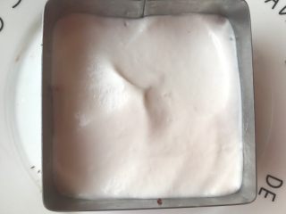 8、棉花糖酸奶冰淇淋蛋糕,倒一部分在铺了蛋糕的慕斯模具。