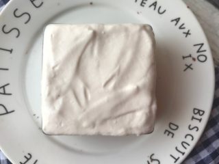 9、棉花糖酸奶冰淇淋蛋糕,再盖一层蛋糕片最后倒满冰淇淋液。