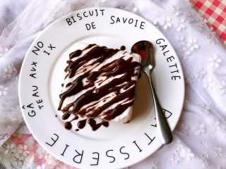 12、棉花糖酸奶冰淇淋蛋糕,淋上巧克力酱。