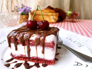 14、棉花糖酸奶冰淇淋蛋糕,摆上喜欢的水果。