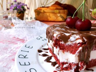 15、棉花糖酸奶冰淇淋蛋糕,挖一块儿看看。