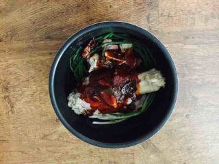 9、#咸味#  老天津卫特色酱牛肉,把炒好的酱汁倒在电压力锅锅里。 如果您用普通的炒菜锅炖的话，在炒香酱料后就铺上小香葱，再放上焯好水的牛腱子。