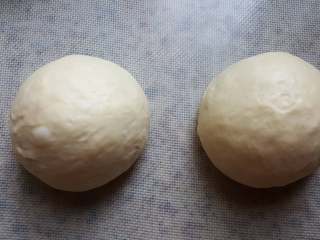 7、黑芝麻酱吐司,7.取出面团排气揉圆备用。(我做了二个)