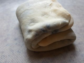 13、黑芝麻酱吐司,13.松弛5到10分钟后，擀开再进行一个三折。