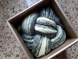 21、黑芝麻酱吐司,21.发酵至模具九分满时，即为发酵好了。