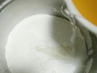2、驴打滚,糯米粉中分次加入水，搅拌。
