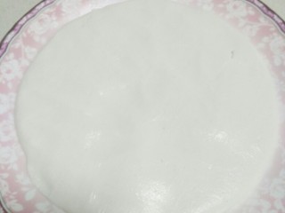 4、驴打滚,放入盘中，按成饼状。